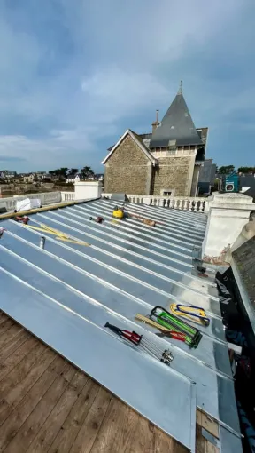 Rénovation d’une toiture en zinc avec joint debout