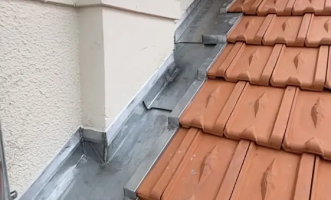 rénovations pied de cheminée en zinc avec solin mural façonner à la main à bois le Roi, Fontainebleau, CF COUVERTURE